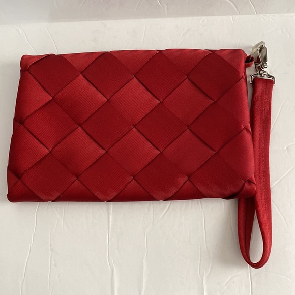 Maggie Bags Red Seat Belt Style Wristlet - Picture 5 of 8